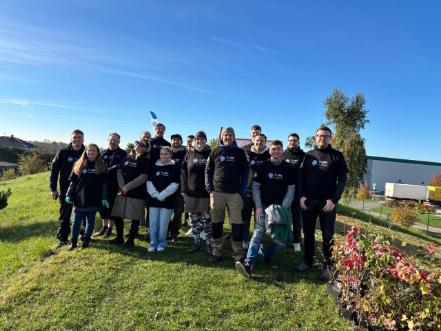 HP pokračuje v sázení stromů: Společně s partnery u Prahy vysadila 300 nových keřů