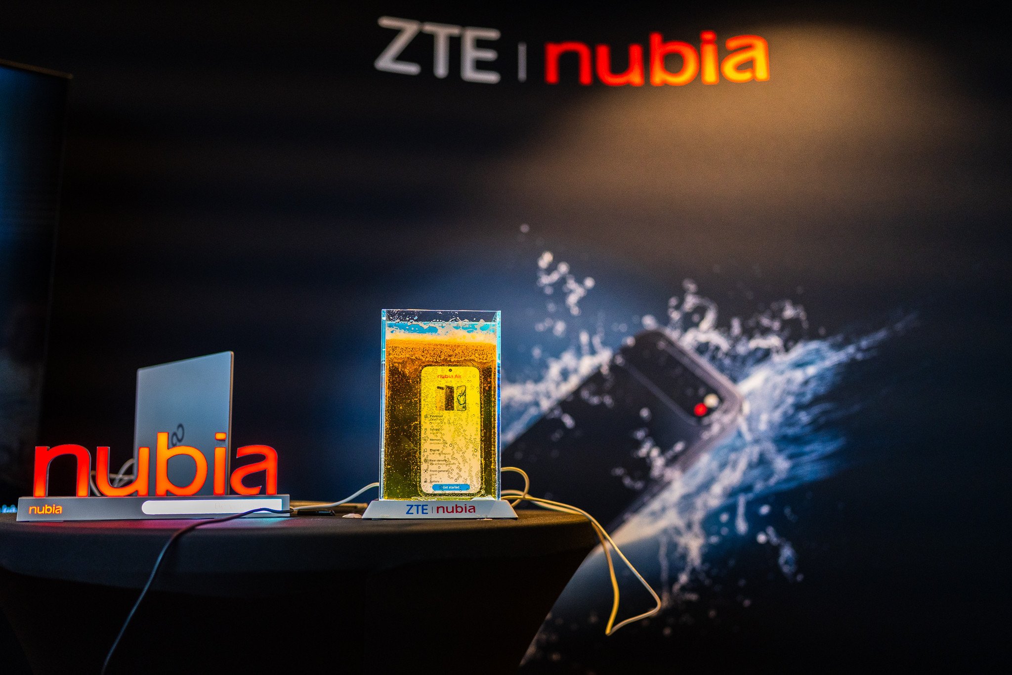 ZVýšenou odolnost telefonu výrobce prezentoval i ponořením do pivní lázně