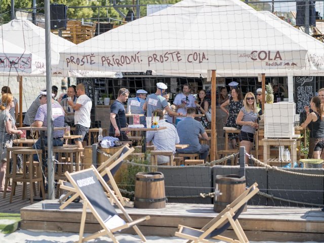 Námořnická beach party s DNS