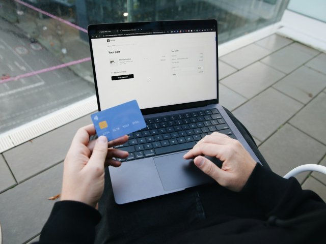 Česká e-commerce ve druhém čtvrtletí vzrostla o 8 %, nejsilnějším měsícem byl červen