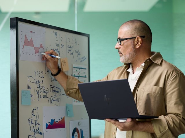 Firmy kvůli nejistotě vyvolané americkými cly snižují investice do IT a více se soustředí na AI