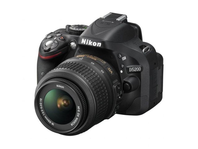 Nikon: zrcadlovka D5200