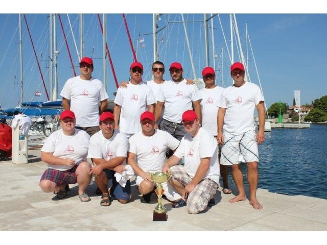 Víťazný tím Oki na jachtárskej regate