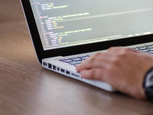 Nadprůměrné platy v IT? Zdaleka ne všude