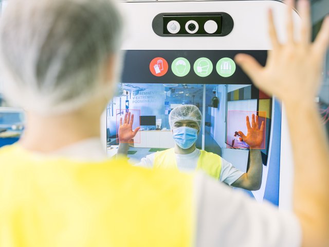 Česká technologie na cestě ke globálnímu úspěchu. Zájem o chytré zrcadlo s umělou inteligencí mají firmy z celého světa. 