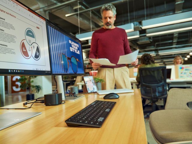 AI v práci zakazuje 24 % českých firem, 38 % její využití podporuje