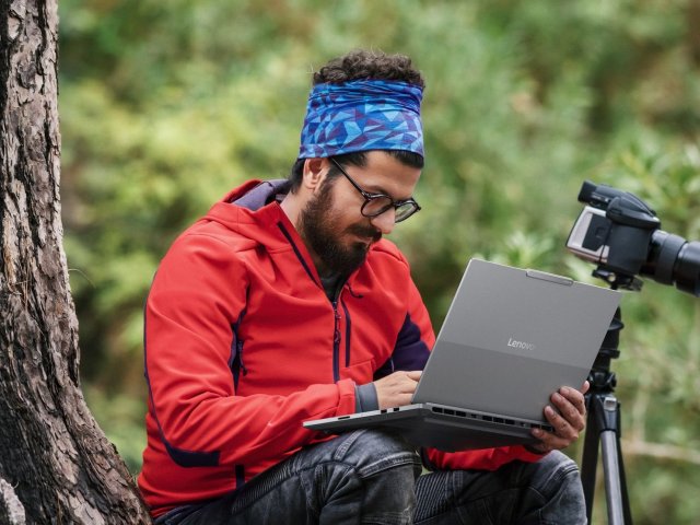 Trh s počítači vkročil do turbulentního roku 2025 s dobrými výsledky