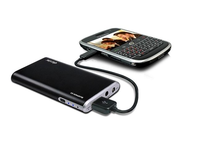 Dexim: energie na cesty BluePack S8 a Mini Car Charger