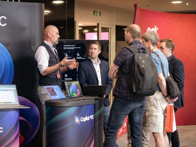 eD EXPO přilákalo na 700 účastníků. Konferenci dominovaly herní zóny a Copilot+