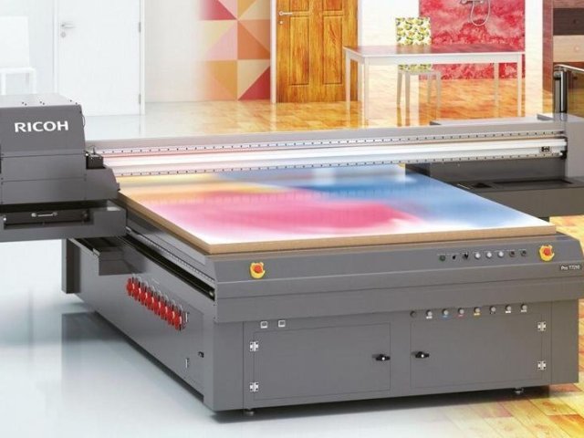 Ricoh vstupuje na trh průmyslového dekorativního tisku s flatbed tiskárnou ProT7210 s UV inkousty
