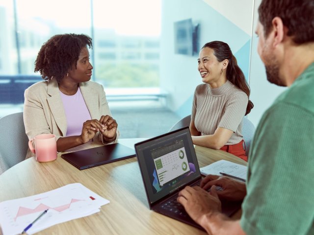 Salesforce vydal nástroj měřící efektivitu modelů AI