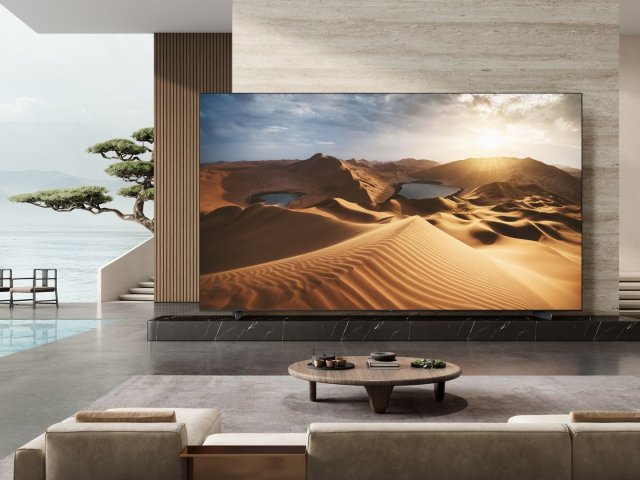 TCL na veletrhu CES 2025 předvádí své vlajkové QD-Mini LED televizory, přenosné projektory a inovace poháněné umělou inteligencí 