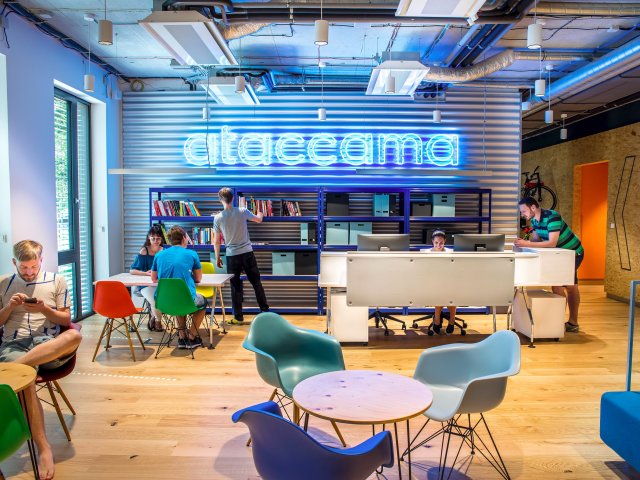 Firmy a AI: 77 % slaví úspěchy, 54 % se však stále bojí, že bez ní zaostanou za konkurencí