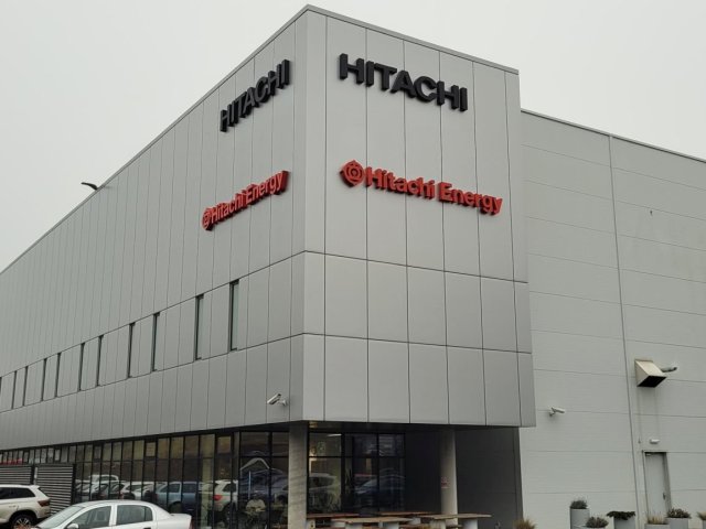 Hitachi Energy v ČR investuje do rozšíření svého výrobní závodu více než 1,1 miliardy do korun