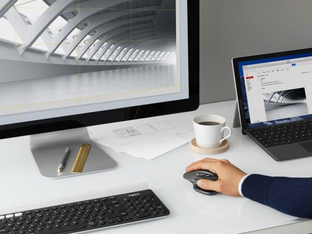 Díky Logitech Flow lze jednou myší ovládat až tři počítače současně