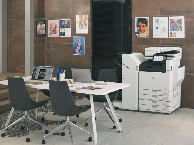 Papír stále vítězí. Jsou firmy, kde digitalizace nebo hybridní práce nejsou vůbec téma