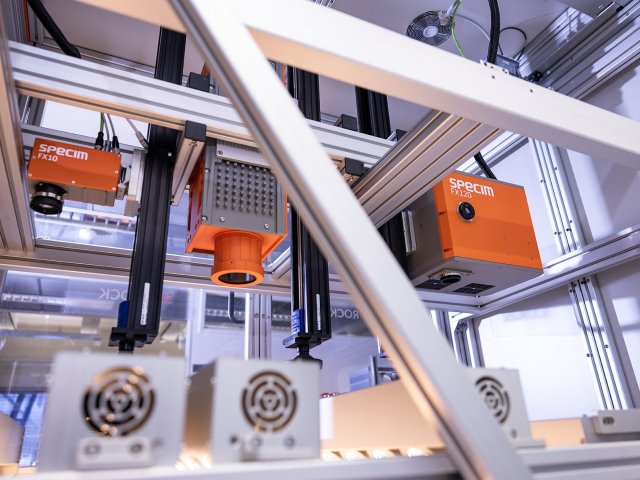 Konica Minolta naučila kamery vidět „dovnitř výrobků“