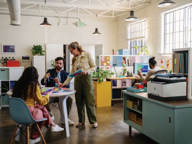 Zaměstnanci využívající AI jsou v práci spokojenější