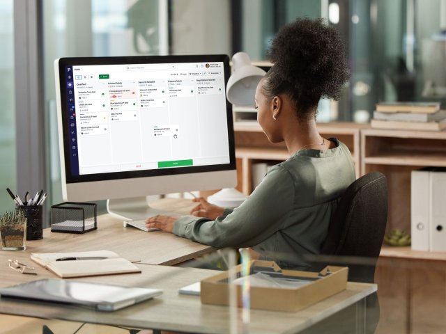 Nasazení AI ve firmách brzdí hlavně absence znalostí