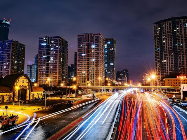 Kybernetická bezpečnost v éře chytrých měst: Výzvy a řešení pro IoT a dohledové systémy