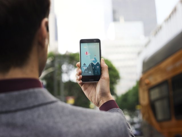 Většina uživatelů smartphonů neutrácí za aplikace