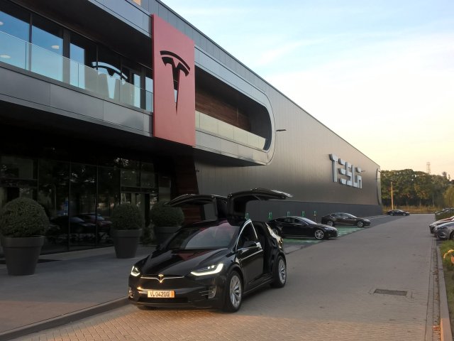 Soutěž o víkend s novým modelem elektromobilu Tesla má vítěze