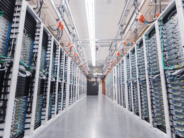 Nová bílá kniha Schneider Electric: Chlazení kapalinami v datových centrech využívajících AI