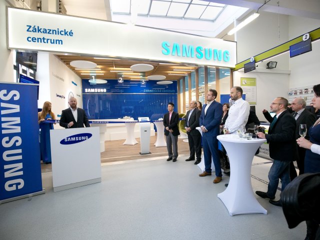 Samsung otevřel v Holešovicích prémiové zákaznické centrum