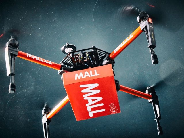 Mall.cz otestuje doručování zásilek dronem