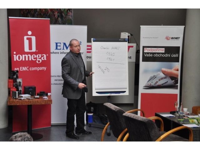 „Blbá blondýna“ konzultantkou roadshow Avnet a EMC