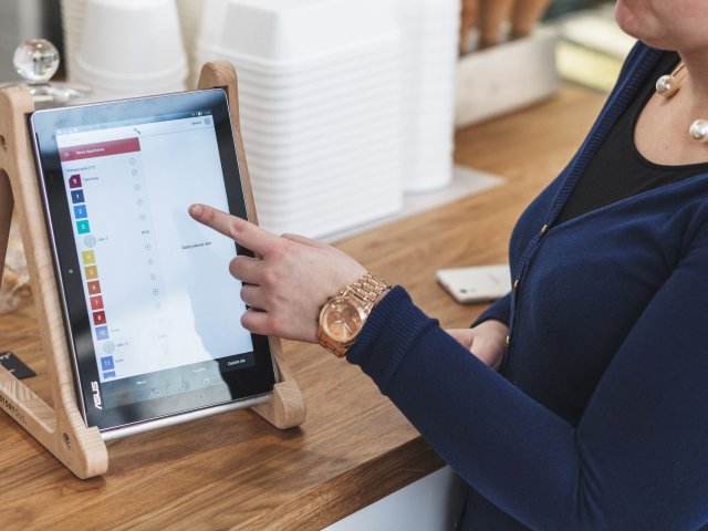 Výměna nevhodné EET pokladny do tří měsíců čeká až 10 000 podniků