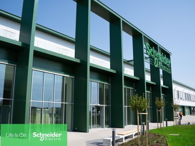 Schneider Electric reaguje otevírá novou chytrou továrnu v Maďarsku