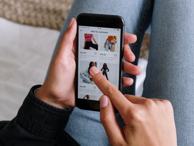 Češi nakupují víc, ale tuzemská e-commerce se dál trápí. Jak mohou obchodníci získat zákazníky zpět?