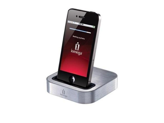 Zálohovací a nabíjecí stanice Iomega pro iPhone