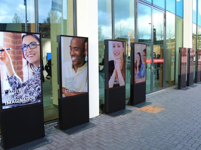 Samsung již sedmým rokem drží vedoucí pozici mezi světovými výrobci digitálních displejů 