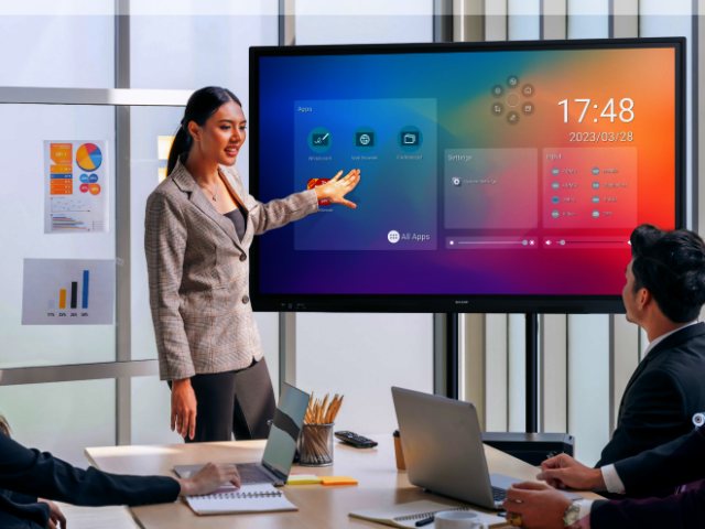 Sharp/NEC uvádí na trh tři nové interaktivní displeje řady LA/LB/LC Series