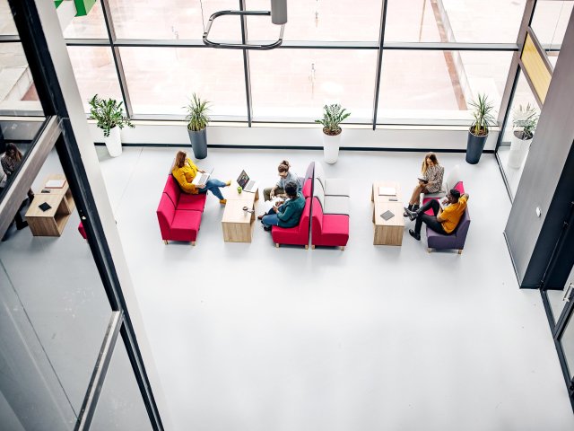 Signify rozšiřuje funkce systému propojeného osvětlení o analýzu pracovních prostorů