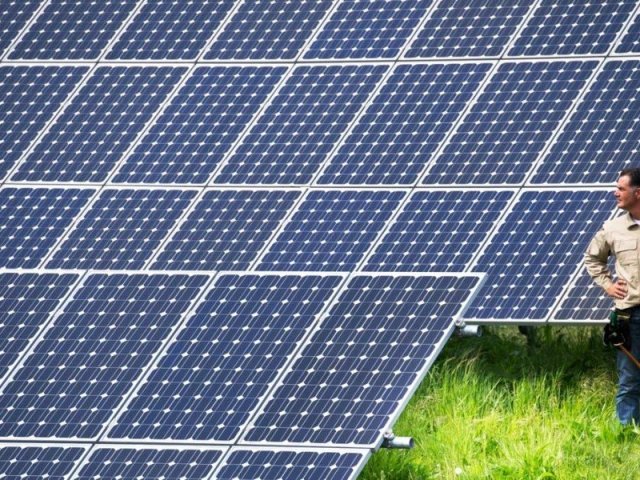 Společnosti Schneider Electric a GreenYellow nabízí komerční a průmyslové řešení Microgrid