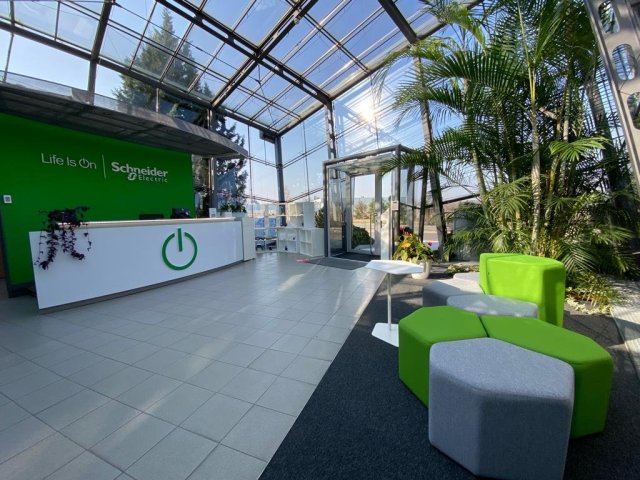 Schneider Electric letos slaví 30 let působení na českém trhu