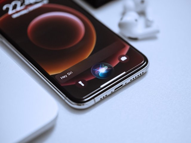 Virtuální asistentky využívá alespoň občas 46 % Čechů