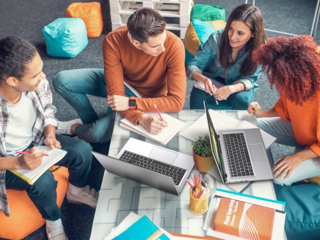 Zaměstnavatelé věří, že umělá inteligence a virtuální realita budou vytvářet nová pracovní místa