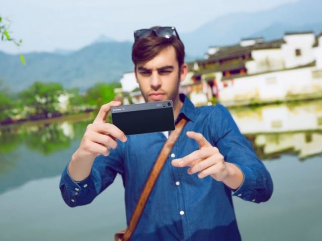 Češi v zahraničí hlavně smskují a loví Wi-Fi zdarma