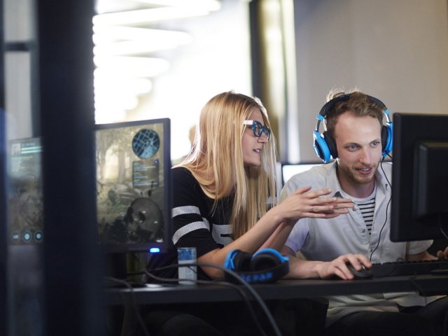 Češi preferují herní PC před konzolemi a za hry se učí platit