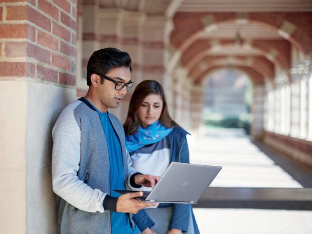 Dvě třetiny Čechů berou na dovolenou počítač, polovina z nich pracuje