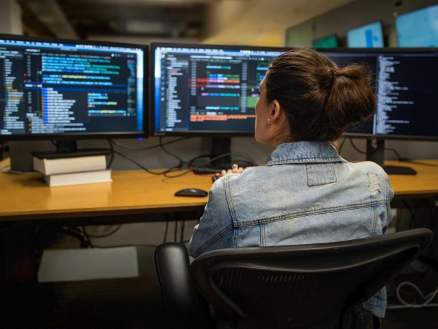 Vývojářů je nyní na pracovním trhu o téměř 70 % více než loni