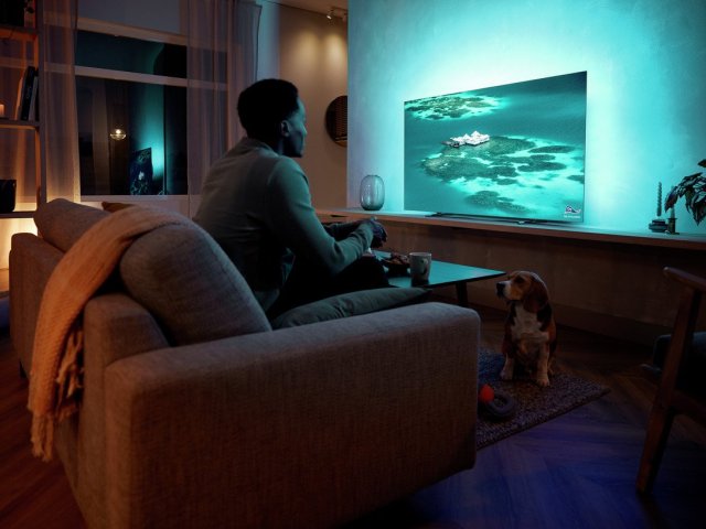 Philips představil cenově dostupné OLED TV s Ambilightem