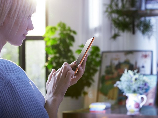 Ženy si při výběru mobilního telefonu nechají poradit