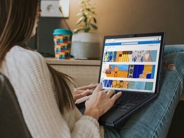 ASUS uvedl na český trh svůj první skládací OLED notebook