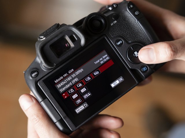 Canon zahájil prodej bezzrcadlovek EOS R7 a R10