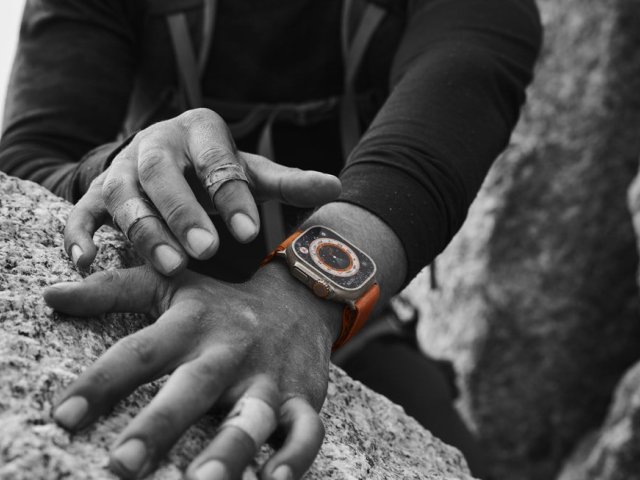 Apple představil iPhone se satelitní komunikací, Apple Watch pro sportovce a další novinky